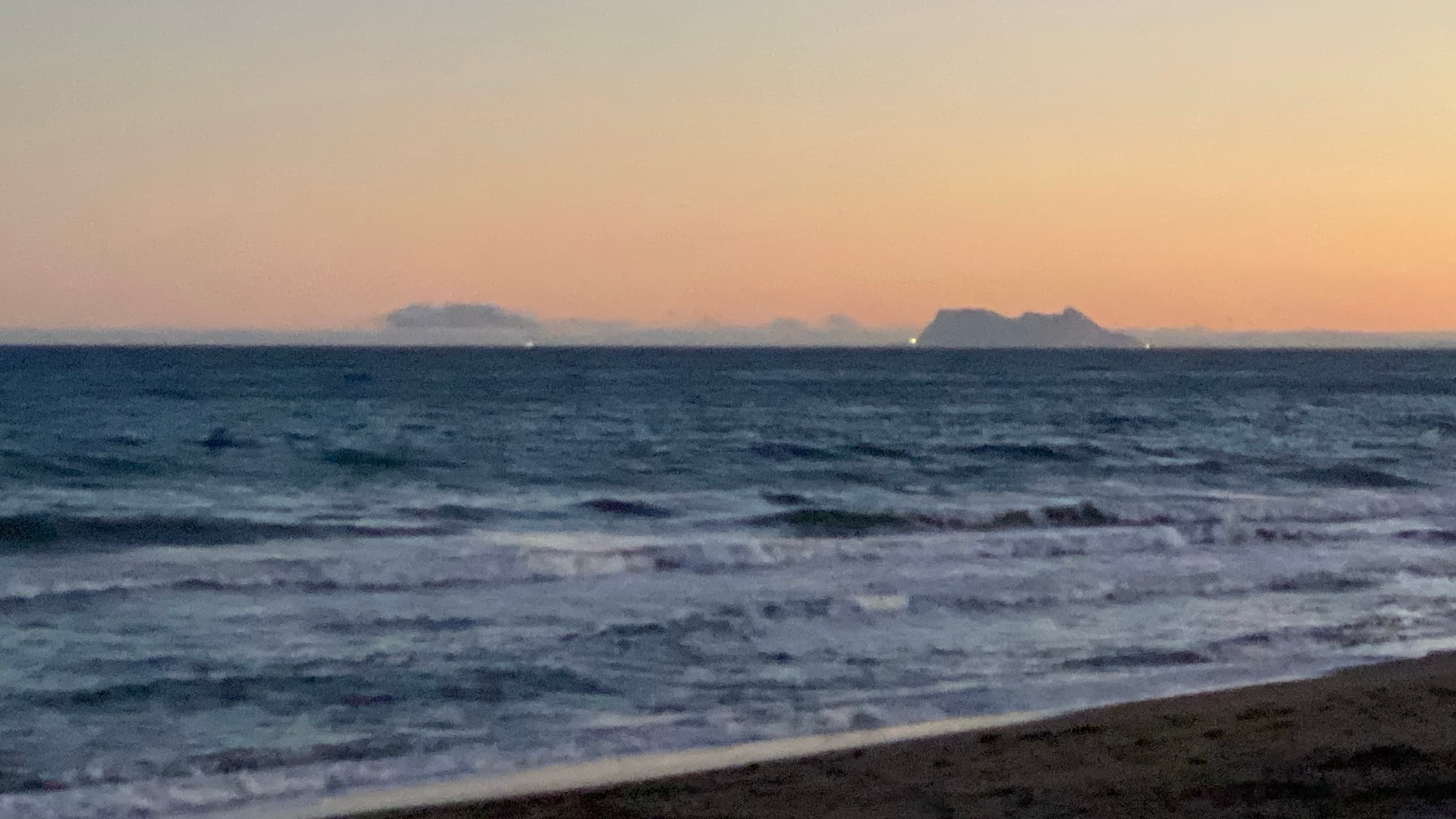 Atardecer sobre el mar con Gibraltar al fondo